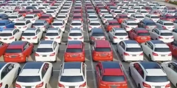 超百家车厂停产 全球汽车业“挂倒挡”