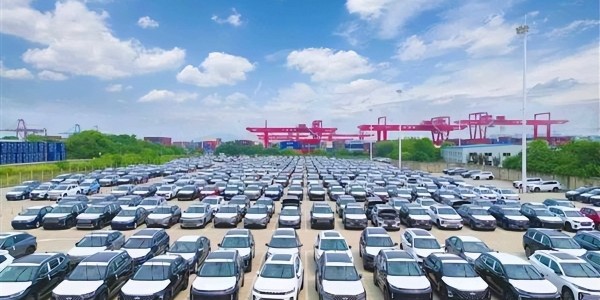 前8个月我国出口汽车4427亿元# 增长104.4%